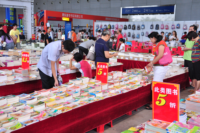 惠州書展首日2萬市民暢游書海 盛贊活動惠民