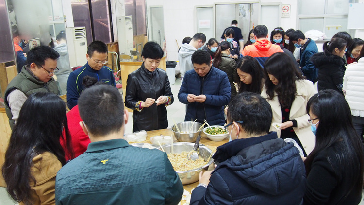 包餃子過大年  集團領導慰問一線外地職工