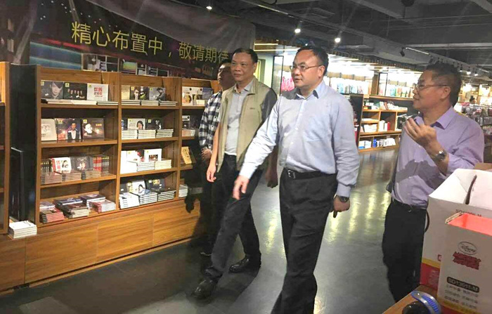 省出版集團、南方出版傳媒領導蒞臨集團“四閱”石岐店參觀指導