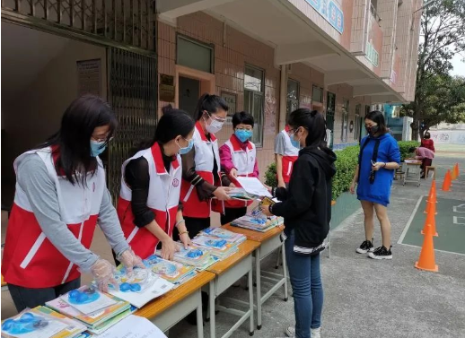 不讓一個學生掉隊，廣東新華又出手了