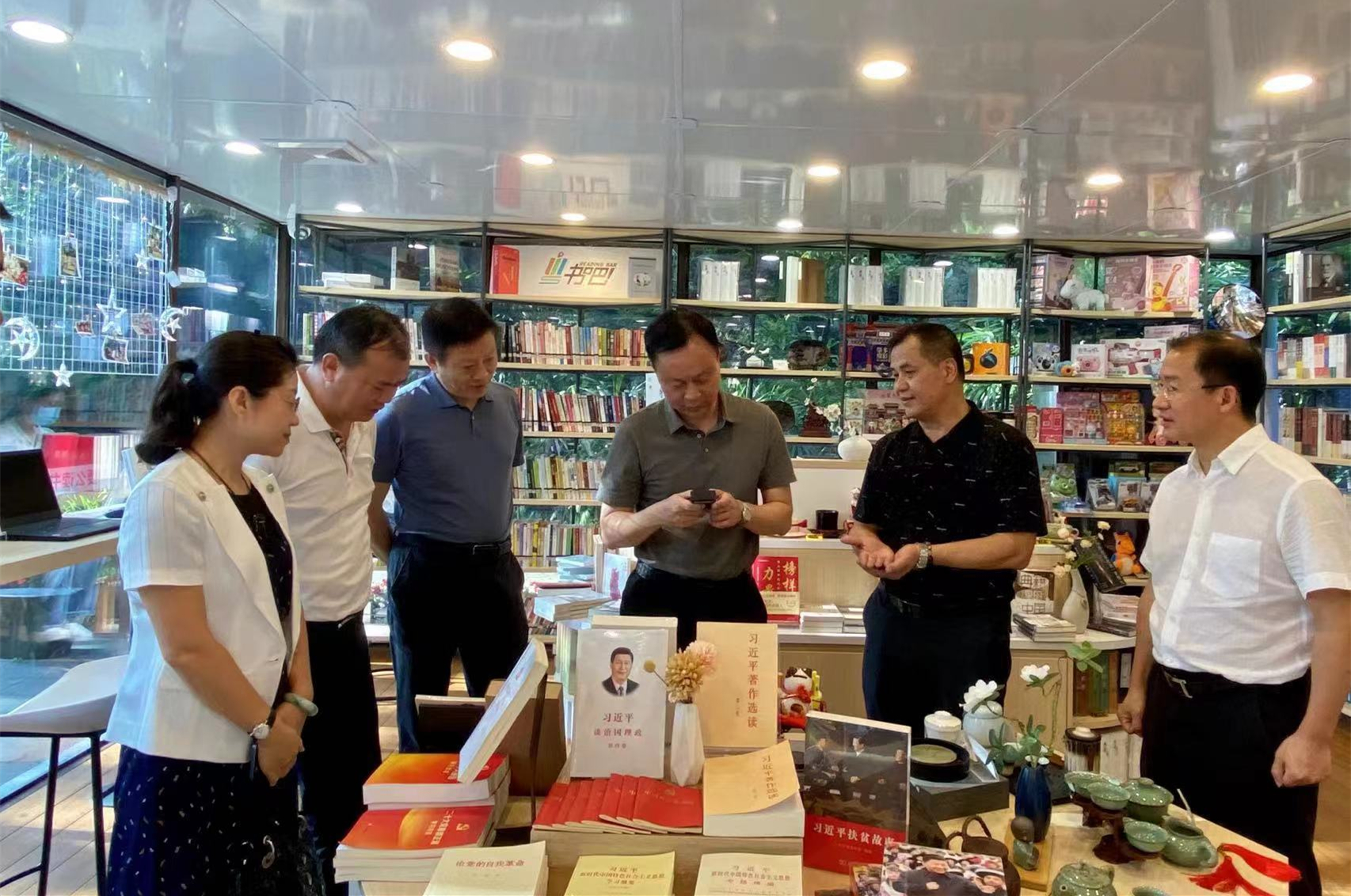 譚君鐵一行到肇慶新華書店渡書吧?星巖店調研