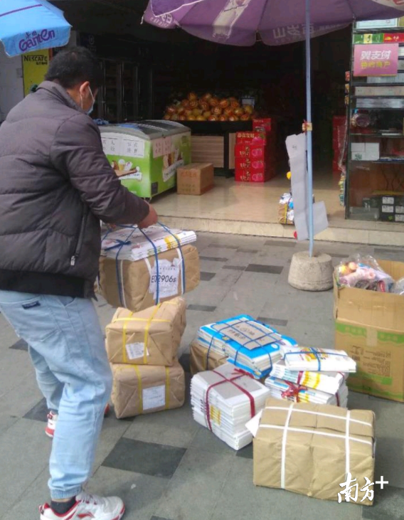 陽山縣新華書店協助學校將初三學生教材送至小區門口。 