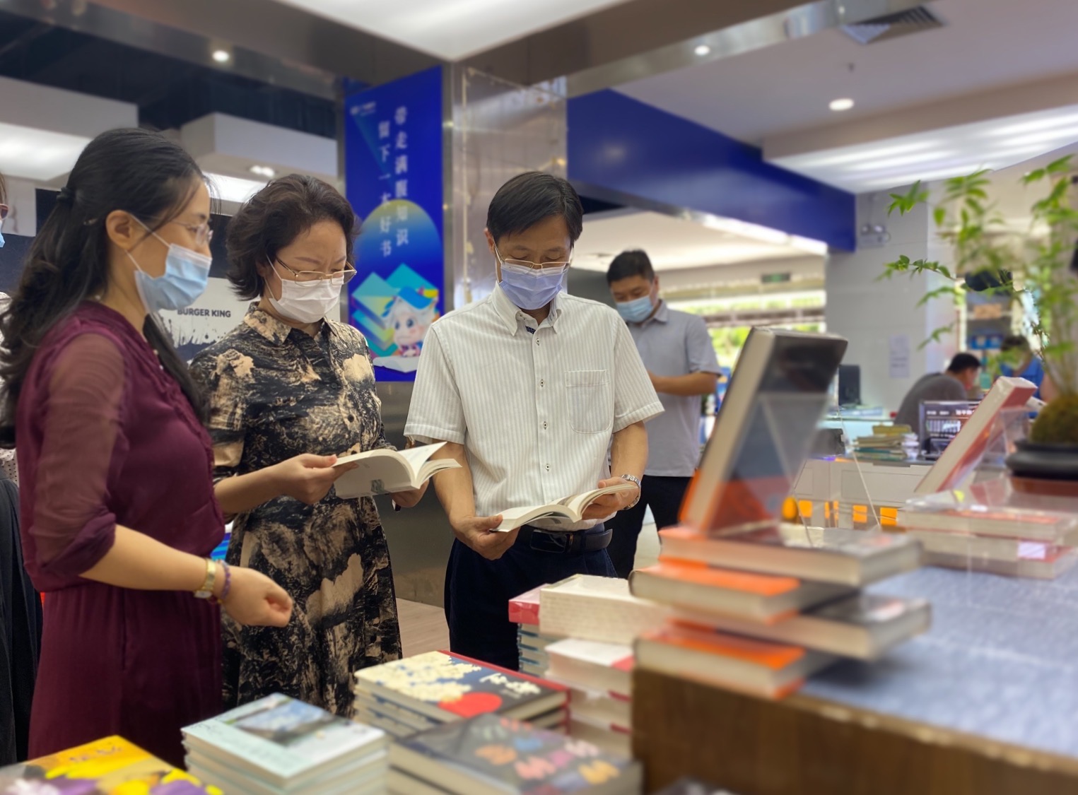 杜部長珠海新華書店考察調研.jpg