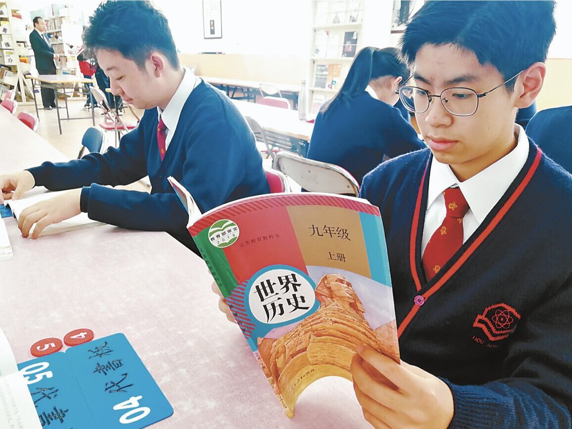 澳門濠江中學學生使用內地版教材.jpg